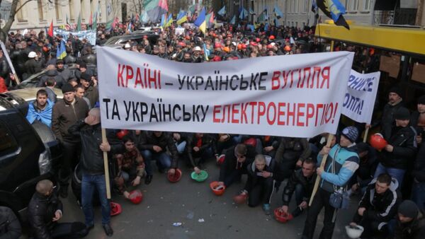 Шахтеры стучали касками по асфальту на акции протеста в Киеве - Sputnik Кыргызстан