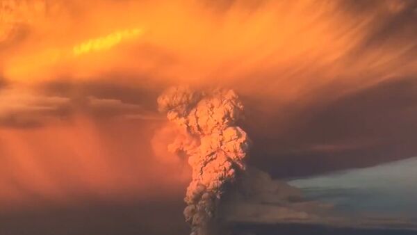 Вулкан Кальбуко в Чили выбросил тонны пепла и окрасил небо в оранжевый цвет - Sputnik Кыргызстан
