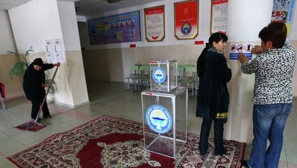 Сотрудники избирательного участка в пригороде Бишкека готовятся к предстоящим выборам. Архивное фото - Sputnik Кыргызстан