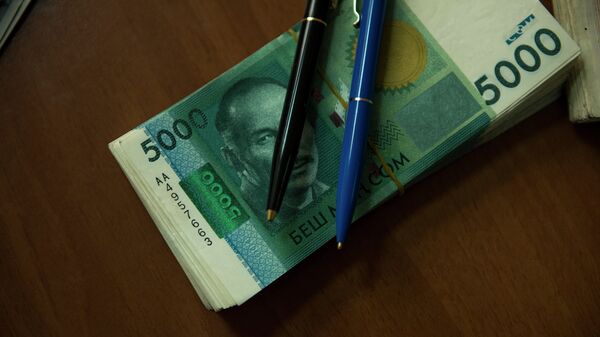 Деньги и ручка. Архивное фото - Sputnik Кыргызстан