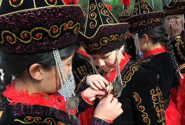 Студентки в национальных костюмах. Архивное фото - Sputnik Кыргызстан