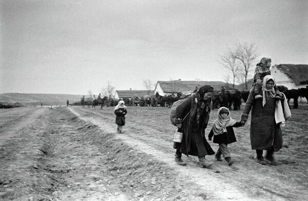 Мирные жители возвращаются в освобожденные деревни. Архивное фото - Sputnik Кыргызстан