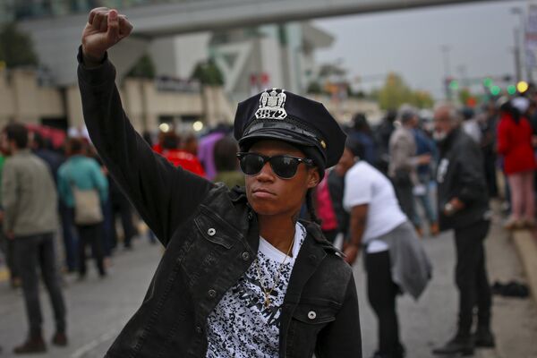 Протесты в Балтиморе закончились беспорядками. - Sputnik Кыргызстан