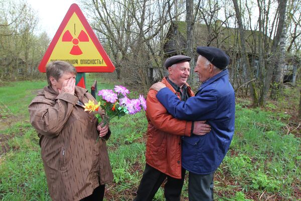 Чернобыль, 29 жыл өткөндөн кийин. Курчоого алынган аймактан көчүрүлгөн жарандарга таштап кеткен үйлөрүн көрүүгө уруксат берилди. Алар Дернович айылында жолугушту. - Sputnik Кыргызстан