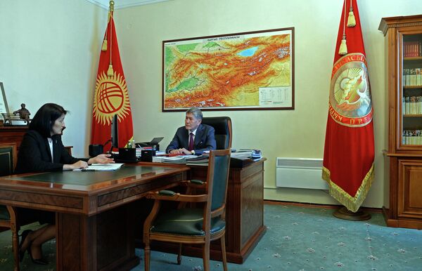 Президент Алмазбек Атамбаев принял и.о. министра образования и науки Эльвиру Сариеву - Sputnik Кыргызстан