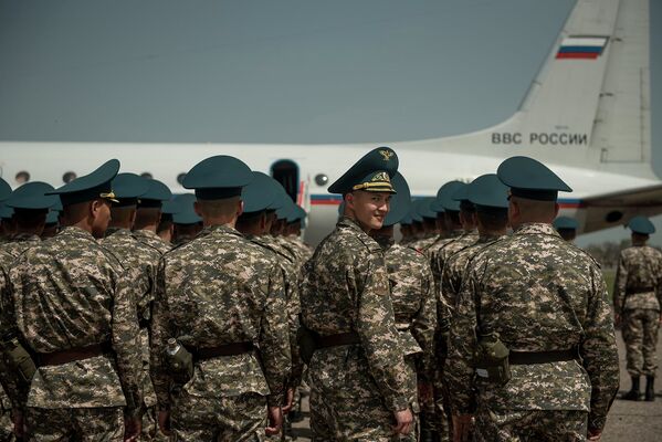 Проводы 75 солдат Нацгвардии на репетицию парада в честь Великой Победы в Москве - Sputnik Кыргызстан