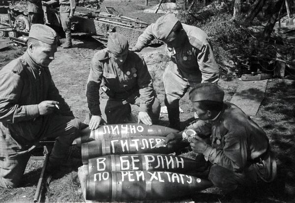 Советские солдаты пишут на снарядах послания. Архивное фото - Sputnik Кыргызстан