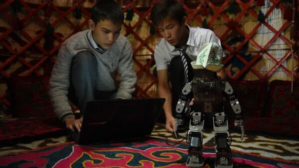 Робот-кыргыз танцует кара жорго и Gangnam Style - Sputnik Кыргызстан