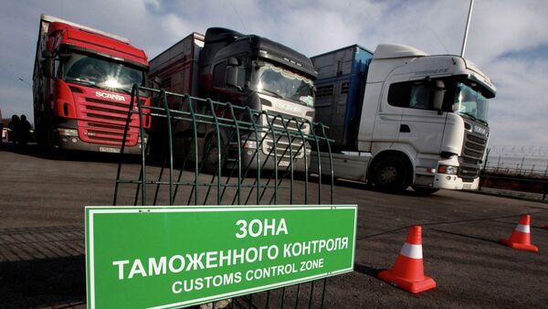 Архивное фото грузовых автомобилей в зоне таможенного контроля - Sputnik Кыргызстан