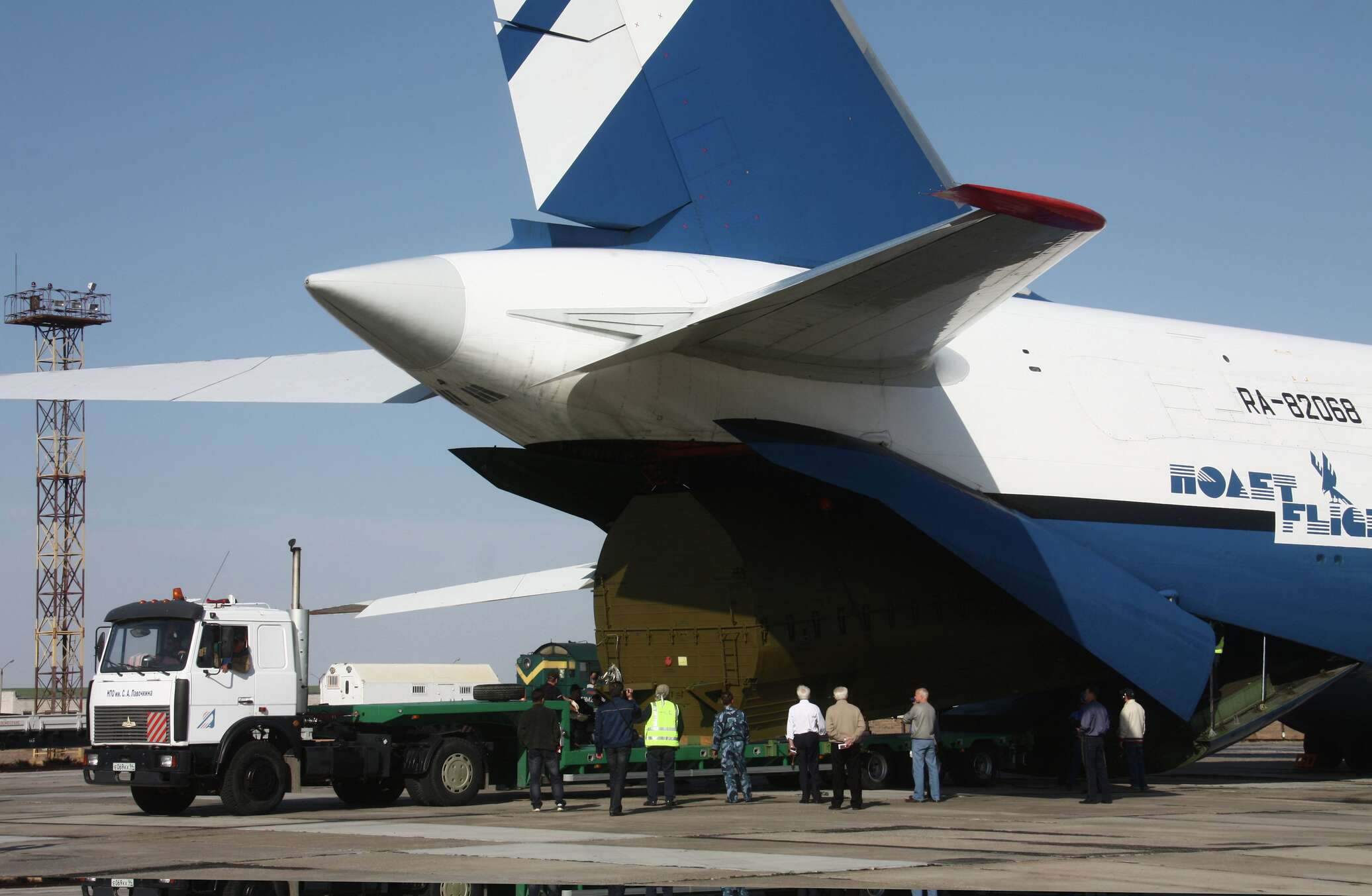 Ан про. АН-124 реверс. АН-124 носовая стойка. АН 124 на стоянке.