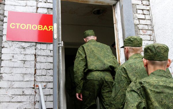 Военные идут на обед. Архивное фото - Sputnik Кыргызстан
