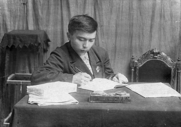 Джеенбай Самаганов — литературный критик, литературовед и переводчик. - Sputnik Кыргызстан