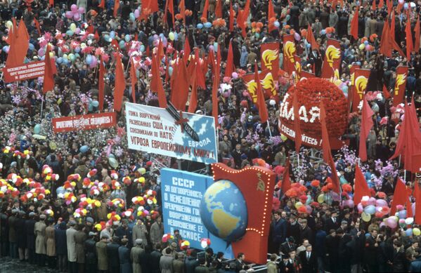 Демонстранттардын тобу Кызыл аянттагы параддан өтүүдө. - Sputnik Кыргызстан