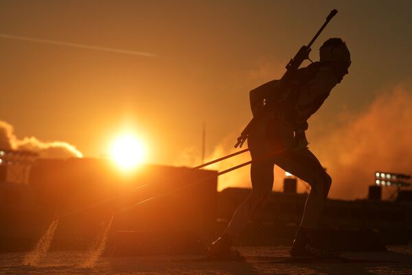 Сочиде өткөн XXII Кышкы олимпиадалык оюндардагы биатлон боюнча спринтердик жарыш алдында машыгып жаткан спортчу. - Sputnik Кыргызстан