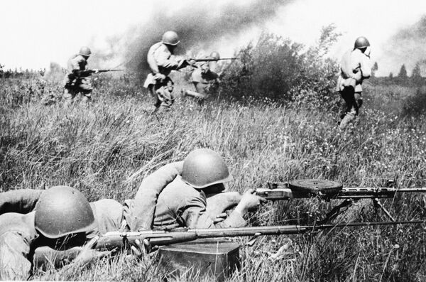 Атака при поддержке ручных пулеметов. Великая Отечественная война (1941-1945). Архивное фото - Sputnik Кыргызстан