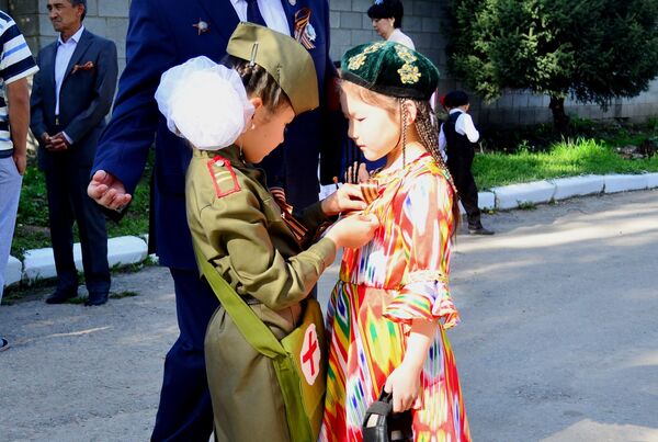 Мектеп окуучулары Жеңиш тасмасын таратууга активдүү катышышты. - Sputnik Кыргызстан
