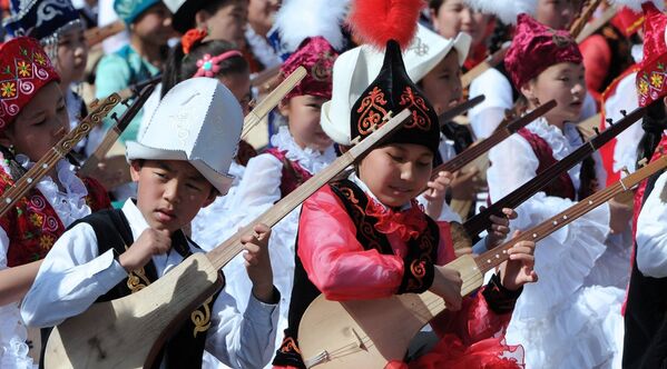 Шесть тысяч учащихся из столицы приняли участие в предпраздничном параде. - Sputnik Кыргызстан