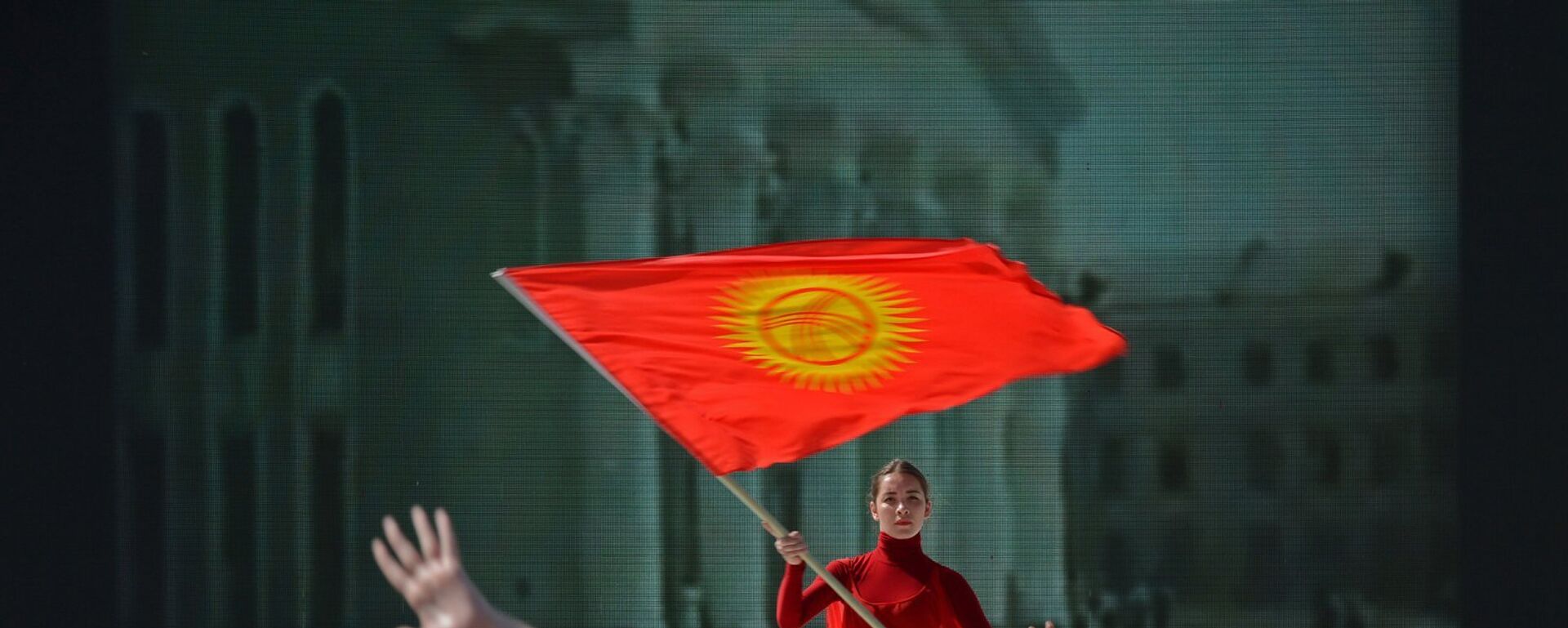 Сахнада оюн көрсөтүп жаткан артист. Архив - Sputnik Кыргызстан, 1920, 18.01.2016
