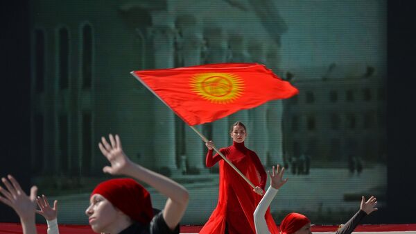Девушка с государственным флагом Кыргызстана. Архив - Sputnik Кыргызстан