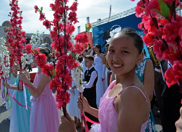 Парад юных наследников Победы призван наглядно продемонстрировать, что праздник Победы очень важен для молодежи Кыргызстана. - Sputnik Кыргызстан