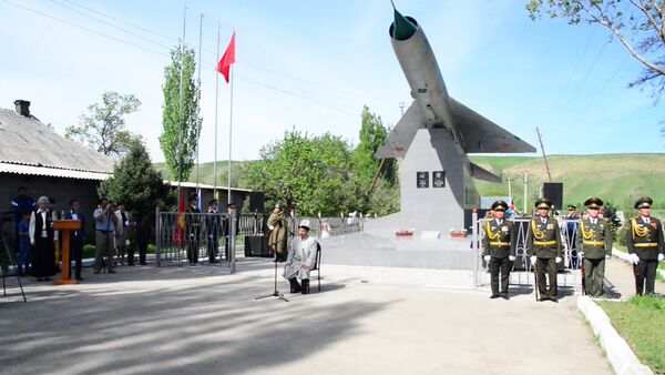 Открытие отреставрированного монумента героям ВОВ Таранчиеву и Ткачеву - Sputnik Кыргызстан