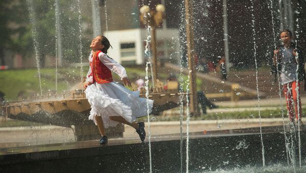 Девочка у фонтана в городе Бишкек. Архивное фото - Sputnik Кыргызстан