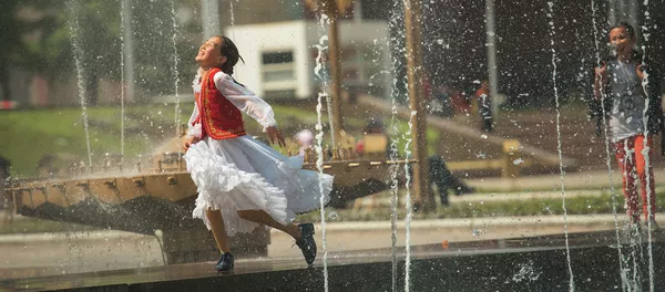 Долгожданные брызги фонтана Долгожданные брызги фонтана - Sputnik Кыргызстан