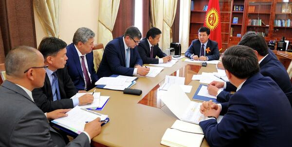 Премьер-министр Кыргызской Республики Темир Сариев с чиновниками. Архивное фото - Sputnik Кыргызстан