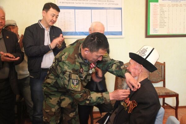 Ош шаарында согуштун ардагерлерине баткенчилер медаль тагышты. - Sputnik Кыргызстан