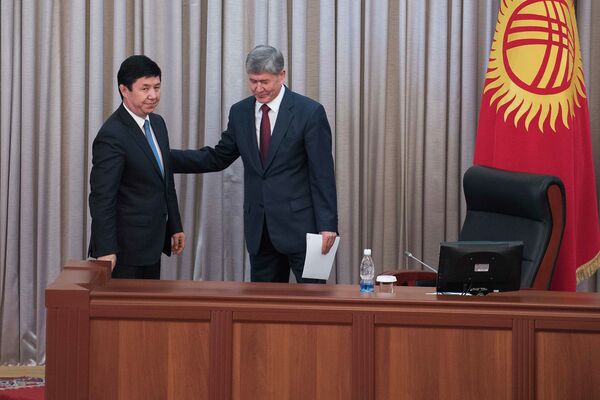 Премьер-министр Кыргызстана Темир Сариев и президент Алмазбек Атамбаев. Архивное фото - Sputnik Кыргызстан