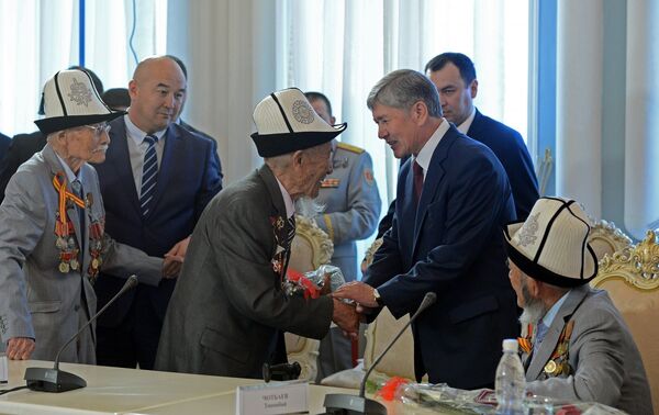 Президент Москвага кетээр алдында согуштун ардагерлерине юбилейлик медалдарды тапшырды - Sputnik Кыргызстан