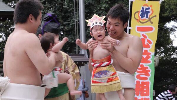 Борцы сумо громкими криками заставляли малышей плакать на фестивале в Японии - Sputnik Кыргызстан