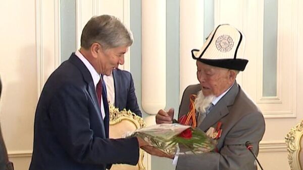 Медаль и цветы от Атамбаева ветеранам к юбилею Победы в ВОВ - Sputnik Кыргызстан
