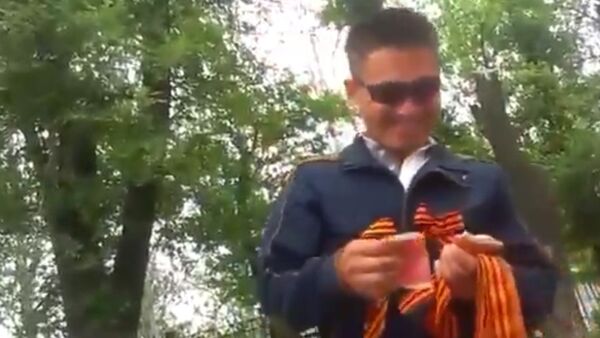 Кыргызский журналист снял на видео, как продают Георгиевскую ленточку - Sputnik Кыргызстан