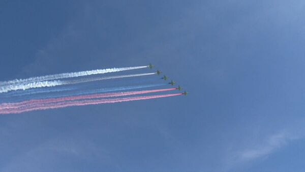 Самолеты окрасили небо в цвета триколора на репетиции парада Победы в Москве - Sputnik Кыргызстан