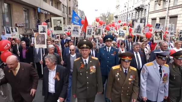 Петербуржцы пронесли портреты родных-ветеранов на марше Бессмертный полк - Sputnik Кыргызстан