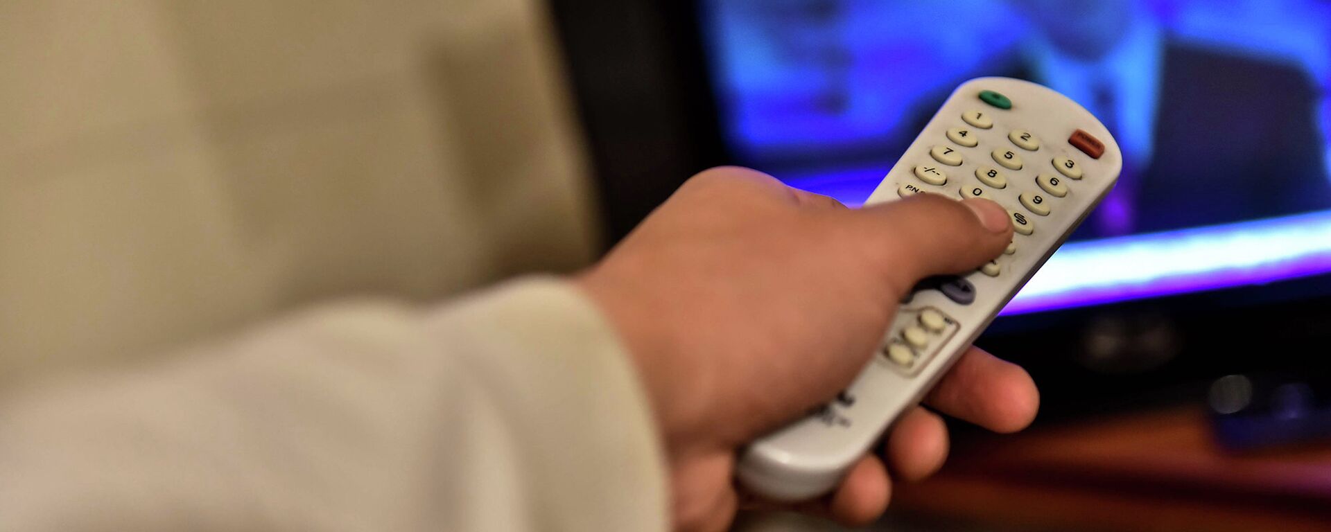 Человек переключает каналы пультом - Sputnik Кыргызстан, 1920, 15.01.2026