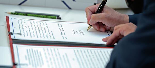 Кыргызстандын ЕАЭБке кирүүгө кол коюлган документ. Архив - Sputnik Кыргызстан