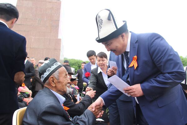 Поздравление ветеран в городе Ош - Sputnik Кыргызстан