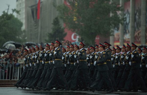 Шествие военнослужащих прошло под дождем. - Sputnik Кыргызстан