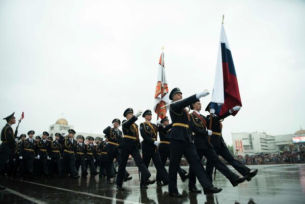 Майрамдык парадда ЖККУнын Канттагы авиабазасынын аскерлери да өттү. - Sputnik Кыргызстан