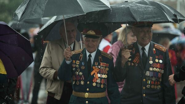 Военный парад под дождем в Бишкеке - Sputnik Кыргызстан
