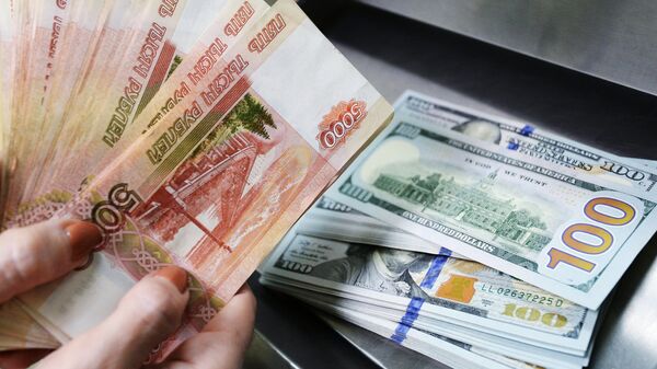 АКШ доллар жана рубль купюралары. Архив - Sputnik Кыргызстан