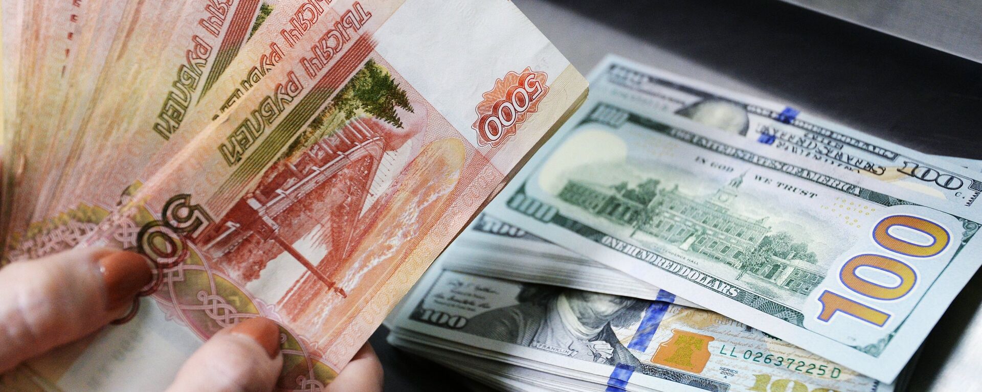 Доллары США и рубли в кассе. Архивное фото - Sputnik Кыргызстан, 1920, 09.02.2021