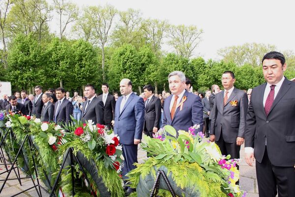 Участники церемонии почтили минутой молчания память павших воинов и мирных жителей. - Sputnik Кыргызстан