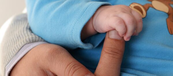 Мужчина держит ребенка. Архивное фото - Sputnik Кыргызстан