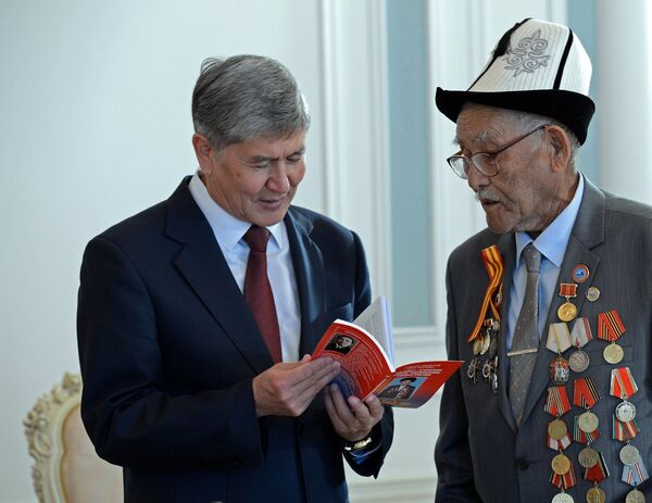 Президент Атамбаев ардагер Тенти Тамашаев менен. Архив - Sputnik Кыргызстан