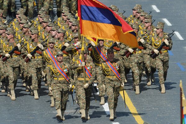Военнослужащие Вооруженных сил Армении во время военного парада. Архивное фото - Sputnik Кыргызстан