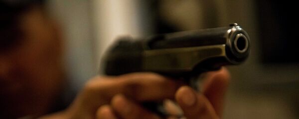 Мужчина держит огнестрельное оружие. Архивное фото - Sputnik Кыргызстан