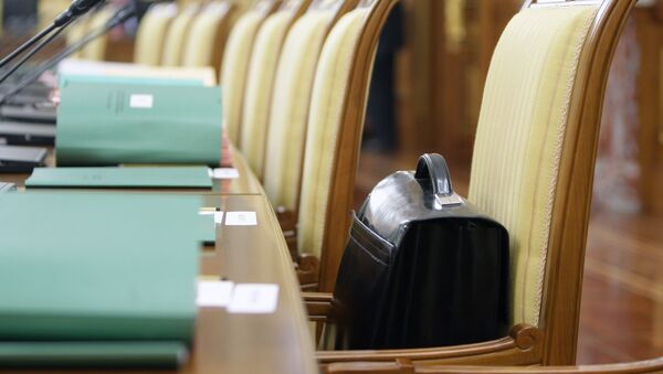 Портфель на стуле. Архивное фото - Sputnik Кыргызстан
